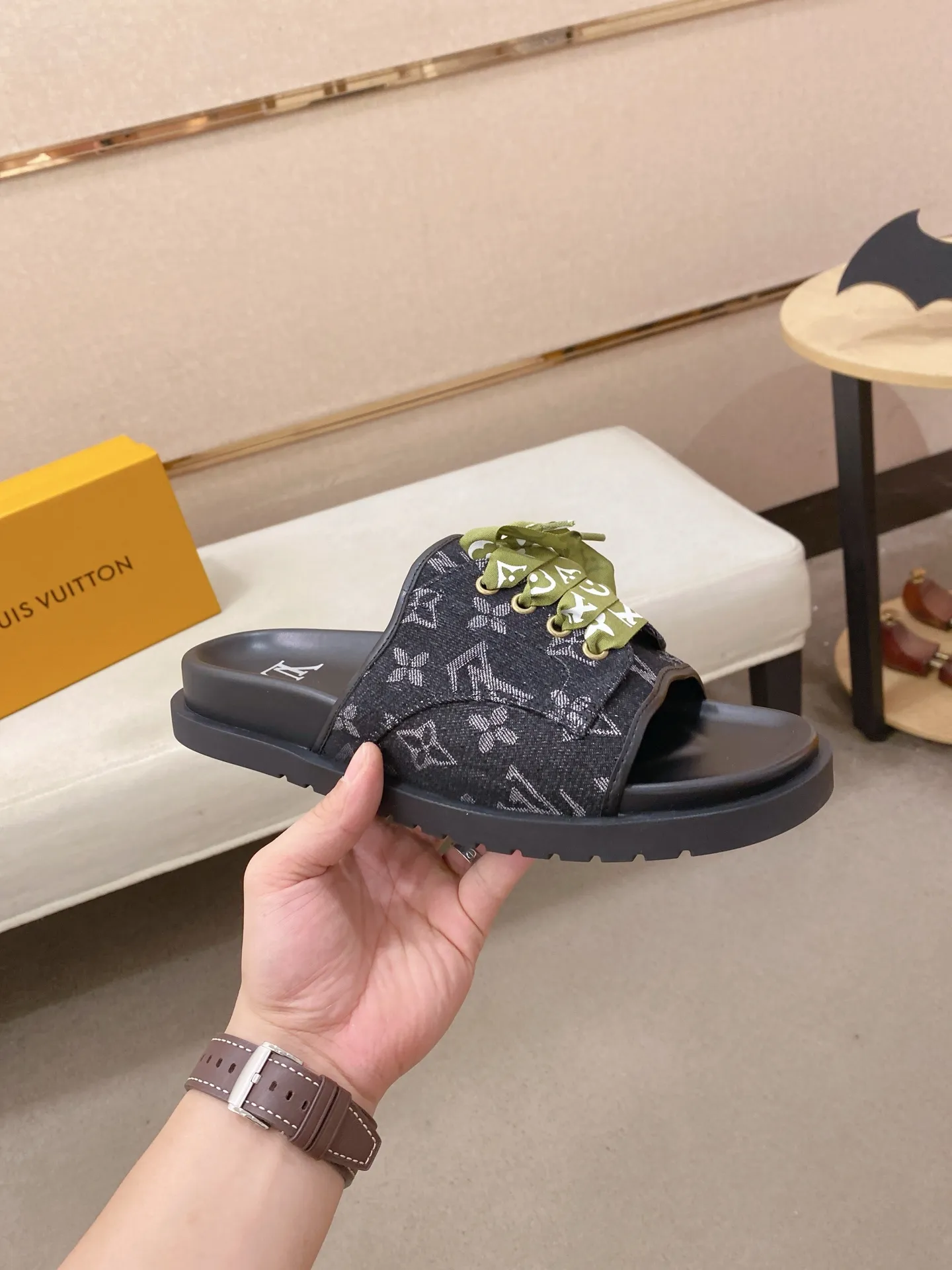 Men's shoes 💰: 340💰Made by LV🔍Top purchasing agents. Men's spring and summer slippers are available at the same counter. The uppers are imported cowhide from Italy, with logo graphics and high-quality craftsmanship. Soles: original soles specially provided by the original factory. Exclusive movable molded soles are super comfortable. Original goods follow orders. 🔍🔍High quality. You can enter and exit the counter at will. Welcome to compare. Size 38-44.